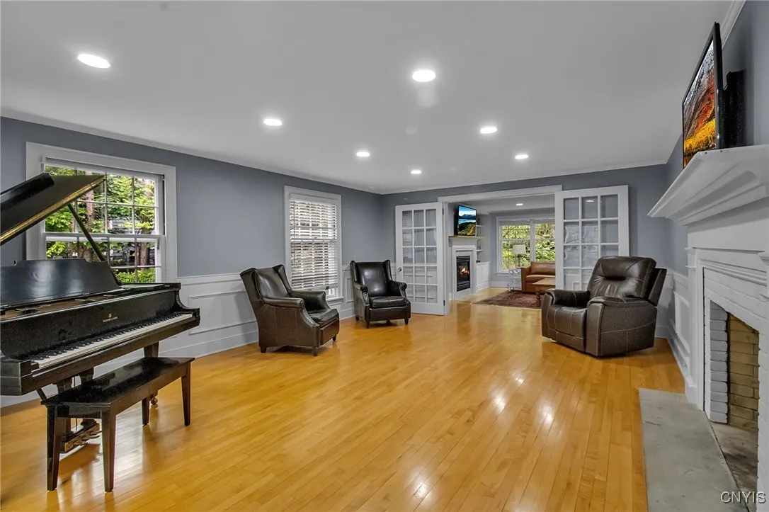 This picture has been virtually staged with the chairs.