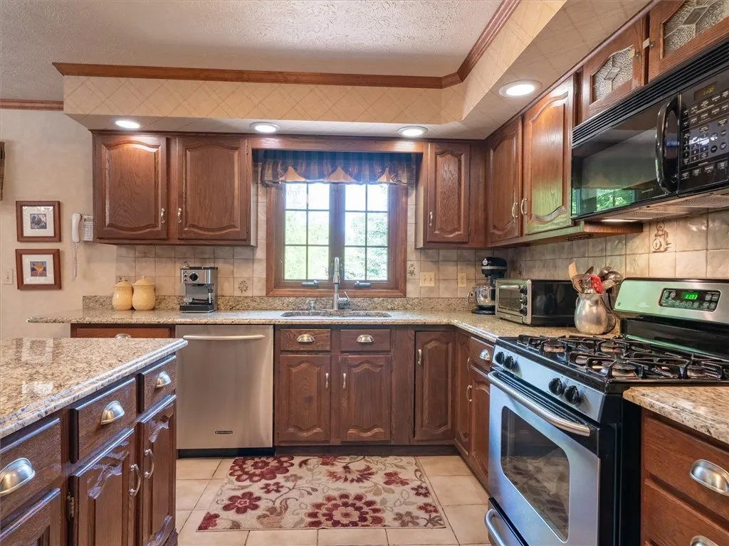 48 West Amy Lane, Greece, New York 14626, Greece, New York 14626, 4 Bedrooms Bedrooms, 8 Rooms Rooms,3 BathroomsBathrooms,Residential,Closed,48 West Amy Lane, Greece, New York 14626,0,R1611680