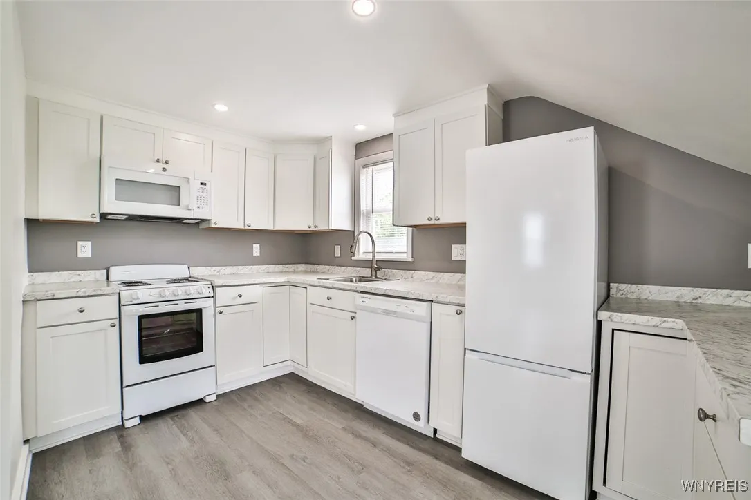 MOdern 2nd floor apartment