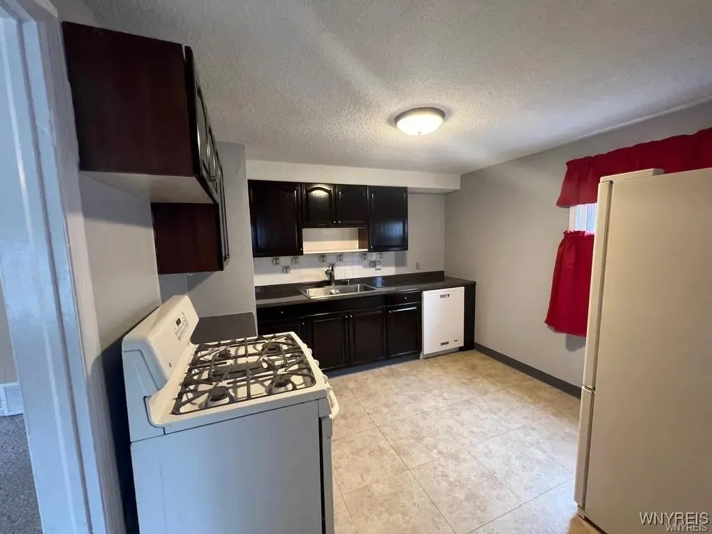 103 Kimberly Avenue, Buffalo, New York 14220, Buffalo, New York 14220, 4 Bedrooms Bedrooms, ,2 BathroomsBathrooms,Residential,Closed,103 Kimberly Avenue, Buffalo, New York 14220,B1612011