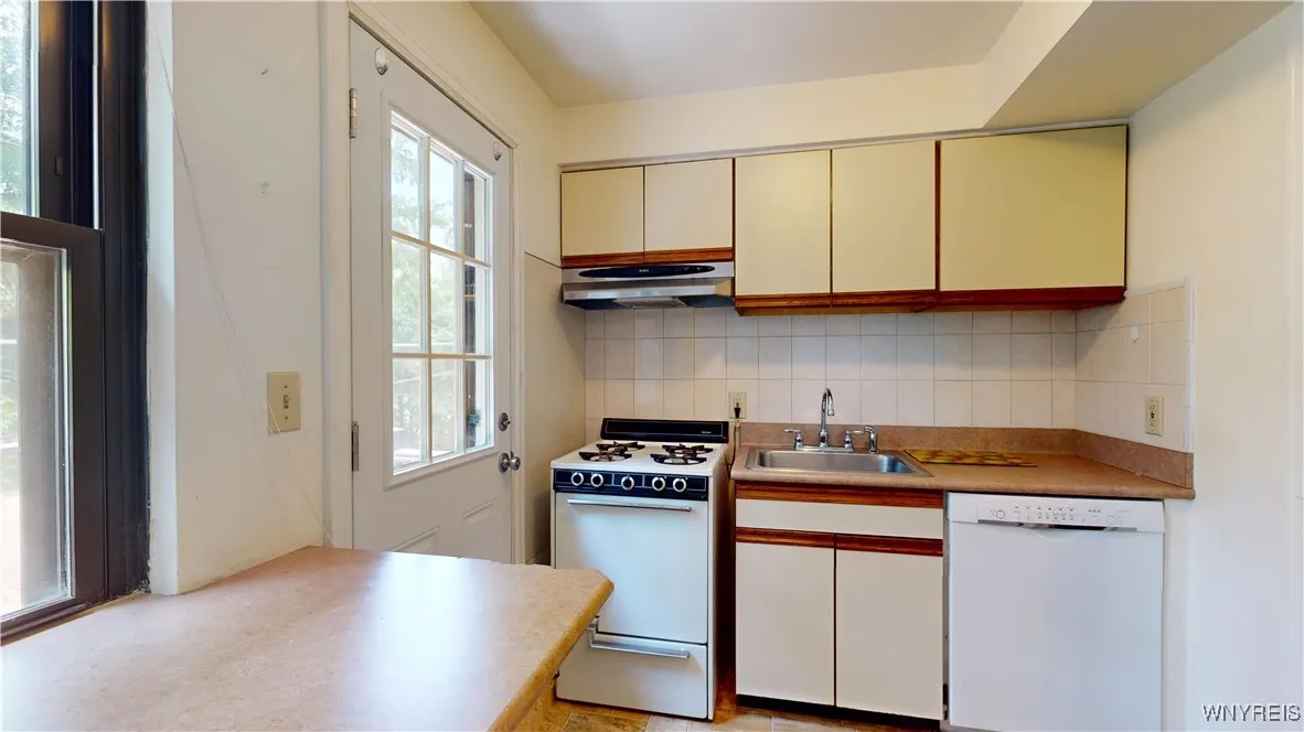3901 Main Street 10c, Amherst, New York 14226, Amherst, New York 14226, 2 Bedrooms Bedrooms, 5 Rooms Rooms,1 BathroomBathrooms,Residential Lease,For Rent,3901 Main Street 10c, Amherst, New York 14226,B1608720