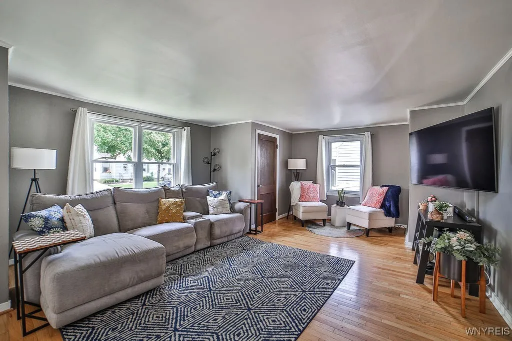 Bright and spacious livingroom