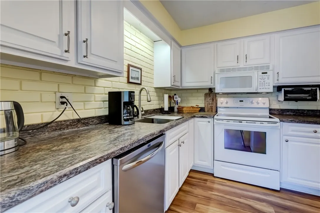 All appliances stay!