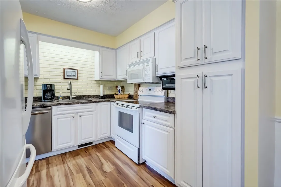 Clean & effecient kitchen!