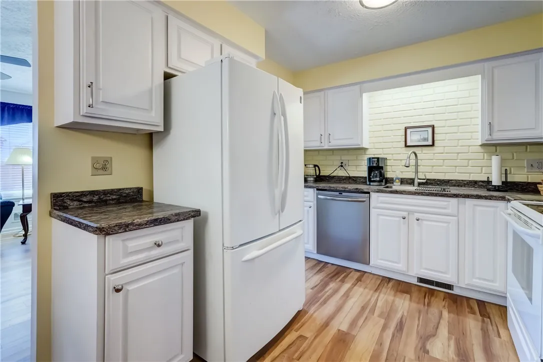 Plenty of counter & cupboard space!