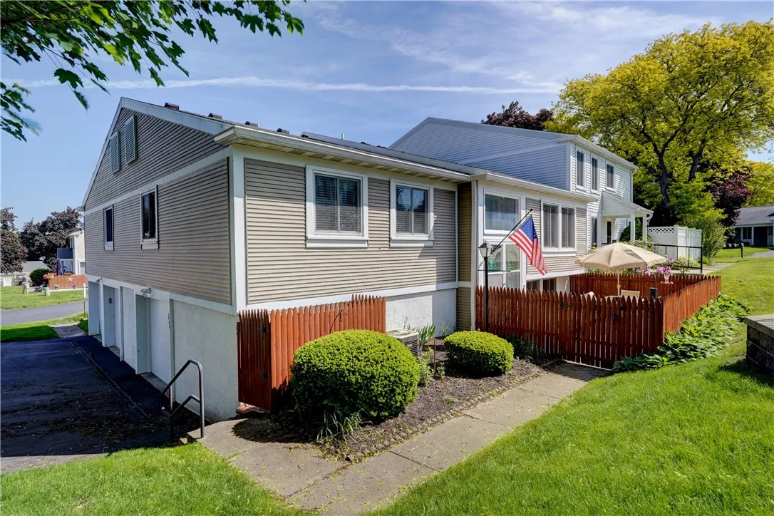 Raised ranch style townhome w/1.5 car garage!