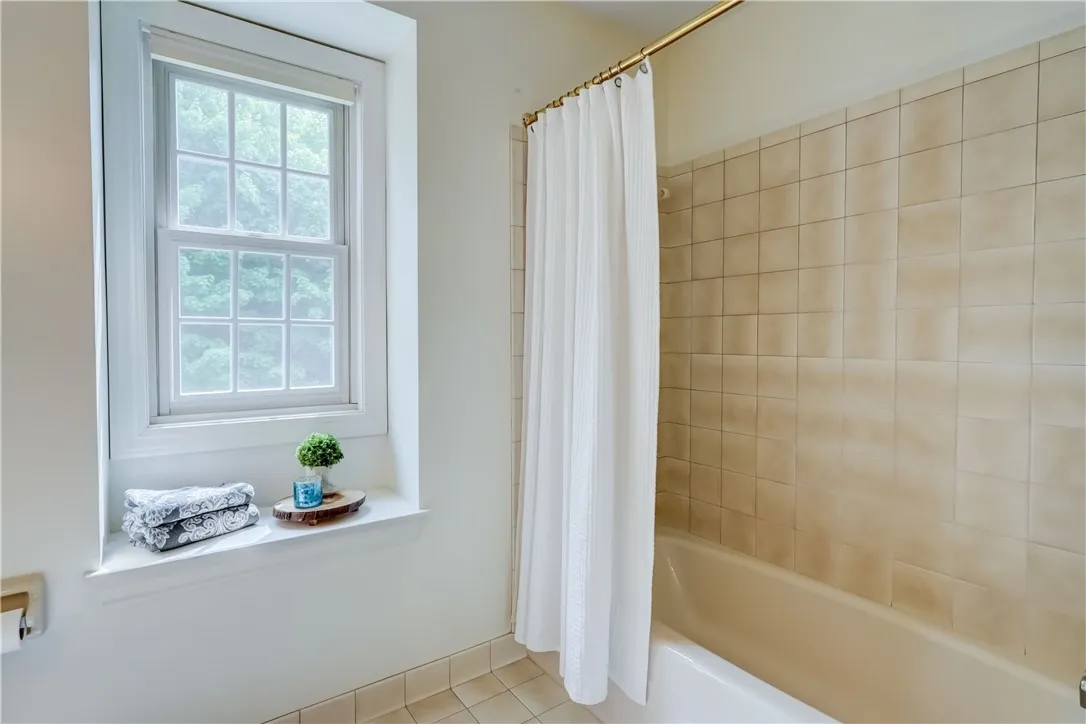 7 Hampshire Lane, Mendon, New York 14506, Mendon, New York 14506, 3 Bedrooms Bedrooms, 8 Rooms Rooms,2 BathroomsBathrooms,Residential,Closed,7 Hampshire Lane, Mendon, New York 14506,R1609652