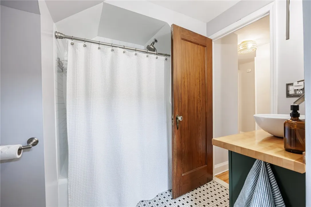 210 Carling Road, Rochester, New York 14610, Rochester, New York 14610, 3 Bedrooms Bedrooms, 7 Rooms Rooms,1 BathroomBathrooms,Residential,Closed,210 Carling Road, Rochester, New York 14610,R1610011