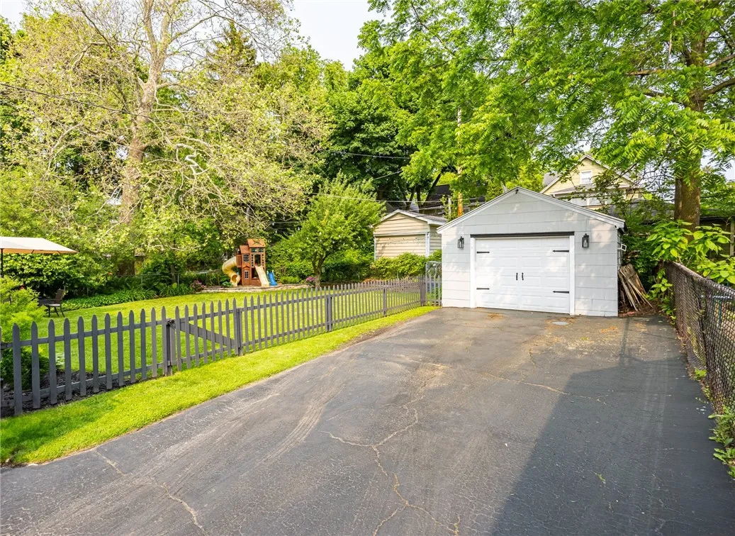 210 Carling Road, Rochester, New York 14610, Rochester, New York 14610, 3 Bedrooms Bedrooms, 7 Rooms Rooms,1 BathroomBathrooms,Residential,Closed,210 Carling Road, Rochester, New York 14610,R1610011