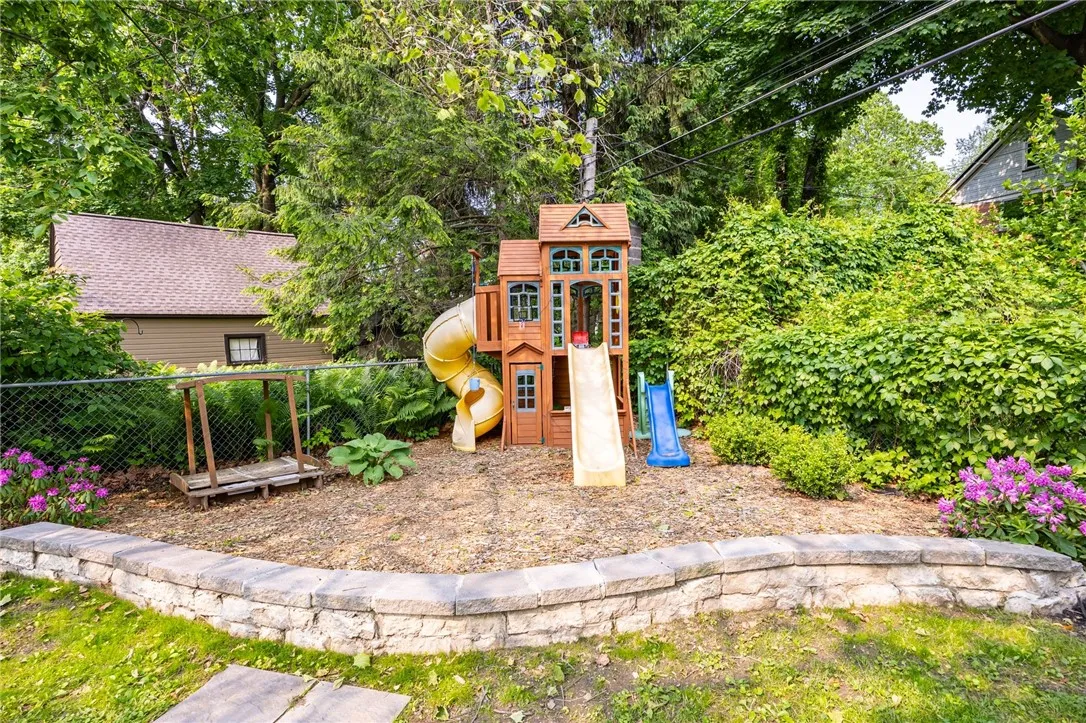 210 Carling Road, Rochester, New York 14610, Rochester, New York 14610, 3 Bedrooms Bedrooms, 7 Rooms Rooms,1 BathroomBathrooms,Residential,Closed,210 Carling Road, Rochester, New York 14610,R1610011