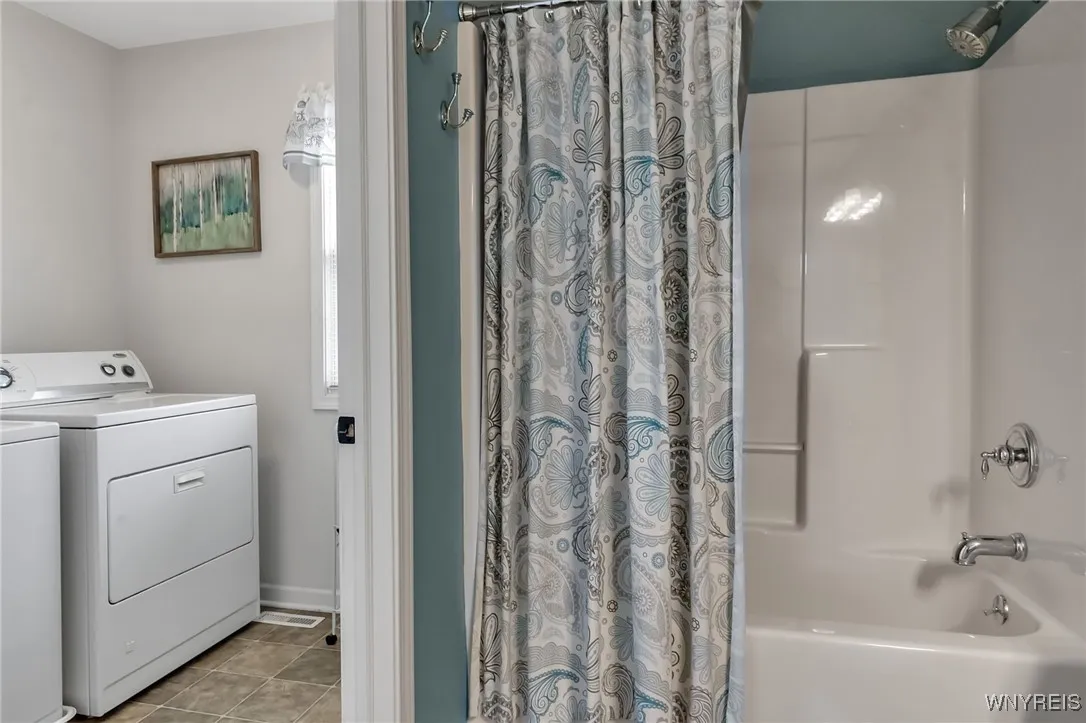 2781 Thornwoods Drive, Wheatfield, New York 14304, Wheatfield, New York 14304, 3 Bedrooms Bedrooms, 10 Rooms Rooms,2 BathroomsBathrooms,Residential,Closed,2781 Thornwoods Drive, Wheatfield, New York 14304,B1612305