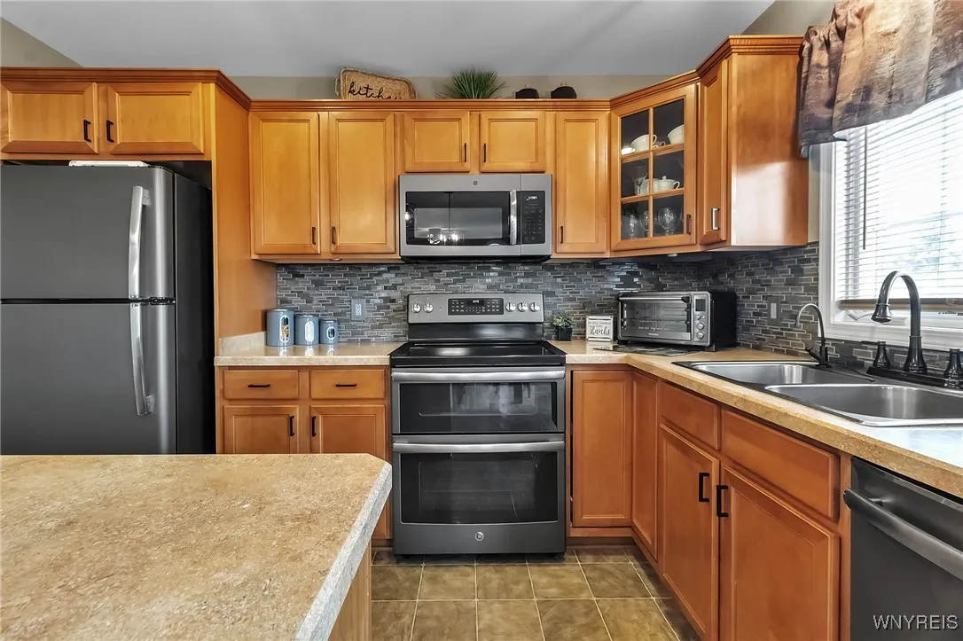 2781 Thornwoods Drive, Wheatfield, New York 14304, Wheatfield, New York 14304, 3 Bedrooms Bedrooms, 10 Rooms Rooms,2 BathroomsBathrooms,Residential,Closed,2781 Thornwoods Drive, Wheatfield, New York 14304,B1612305