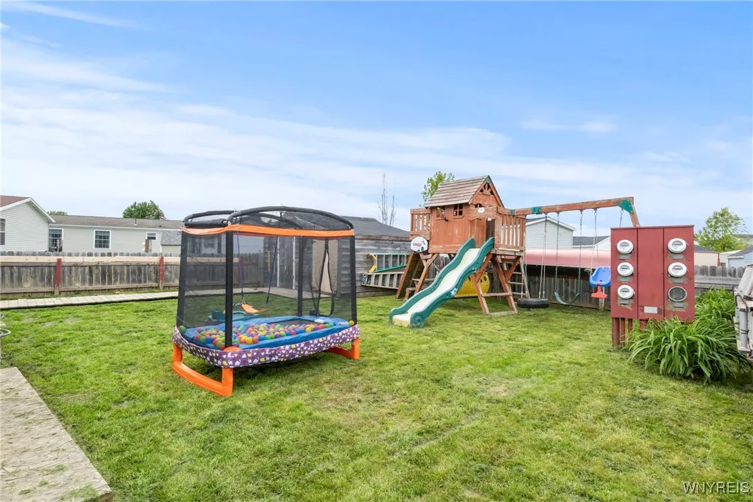 909 Hollywood Dr, Lockport-town, New York 14094, Lockport Town, New York 14094, 3 Bedrooms Bedrooms, 8 Rooms Rooms,2 BathroomsBathrooms,Residential,Closed,909 Hollywood Dr, Lockport-town, New York 14094,0,B1612299