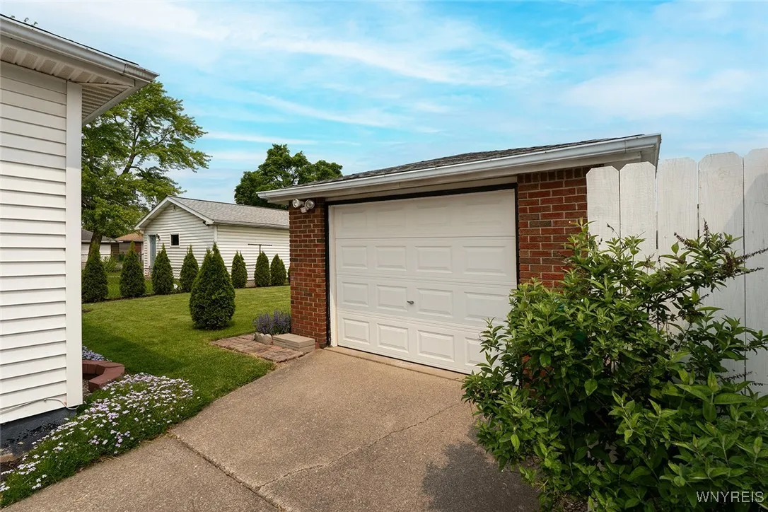 3206 Ontario Avenue, Niagara Falls, New York 14305, Niagara Falls, New York 14305, 3 Bedrooms Bedrooms, 5 Rooms Rooms,2 BathroomsBathrooms,Residential,Closed,3206 Ontario Avenue, Niagara Falls, New York 14305,0,B1612084