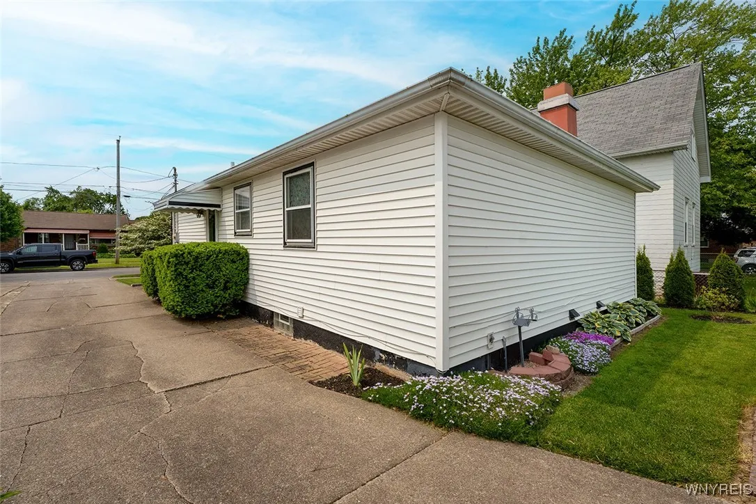 3206 Ontario Avenue, Niagara Falls, New York 14305, Niagara Falls, New York 14305, 3 Bedrooms Bedrooms, 5 Rooms Rooms,2 BathroomsBathrooms,Residential,Closed,3206 Ontario Avenue, Niagara Falls, New York 14305,0,B1612084