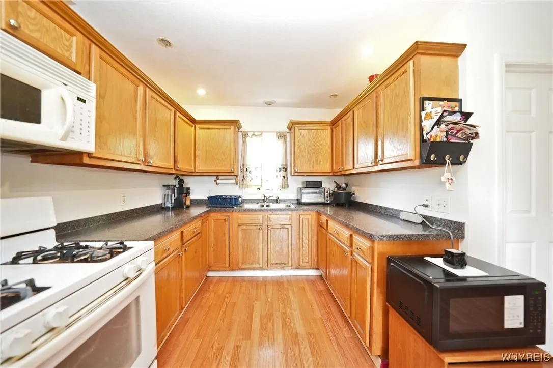 132 Pavement Road, Lancaster, New York 14086, Lancaster, New York 14086, 4 Bedrooms Bedrooms, ,2 BathroomsBathrooms,Residential,Closed,132 Pavement Road, Lancaster, New York 14086,0,B1612408