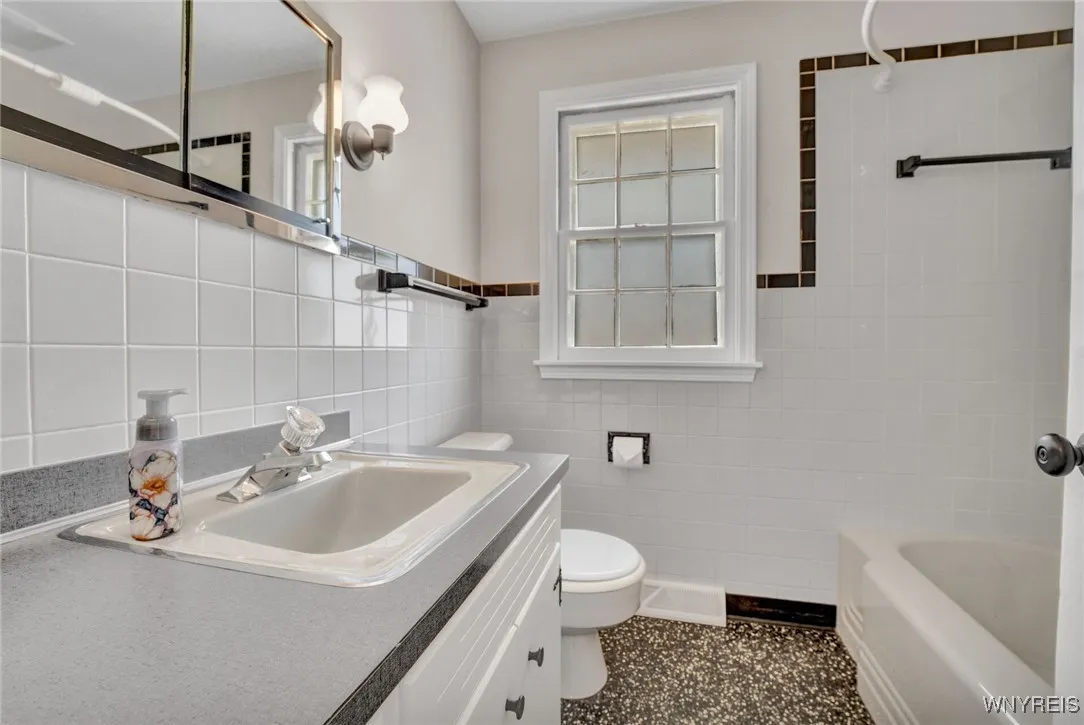 568 Delaware Street, Tonawanda-city, New York 1415, Tonawanda, New York 14150, 3 Bedrooms Bedrooms, 7 Rooms Rooms,1 BathroomBathrooms,Residential,Closed,568 Delaware Street, Tonawanda-city, New York 1415,B1612334