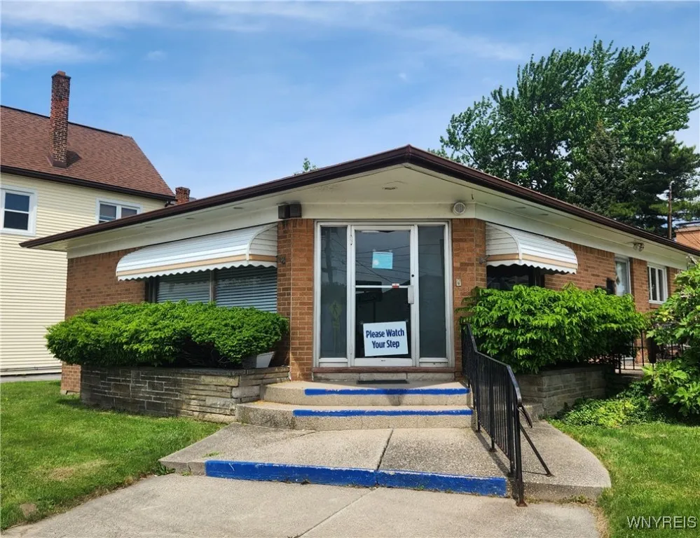 2116 Clinton Street, Cheektowaga, New York 14206, Cheektowaga, New York 14206, 5 Rooms Rooms,Commercial Lease,For Rent,2116 Clinton Street, Cheektowaga, New York 14206,B1612479