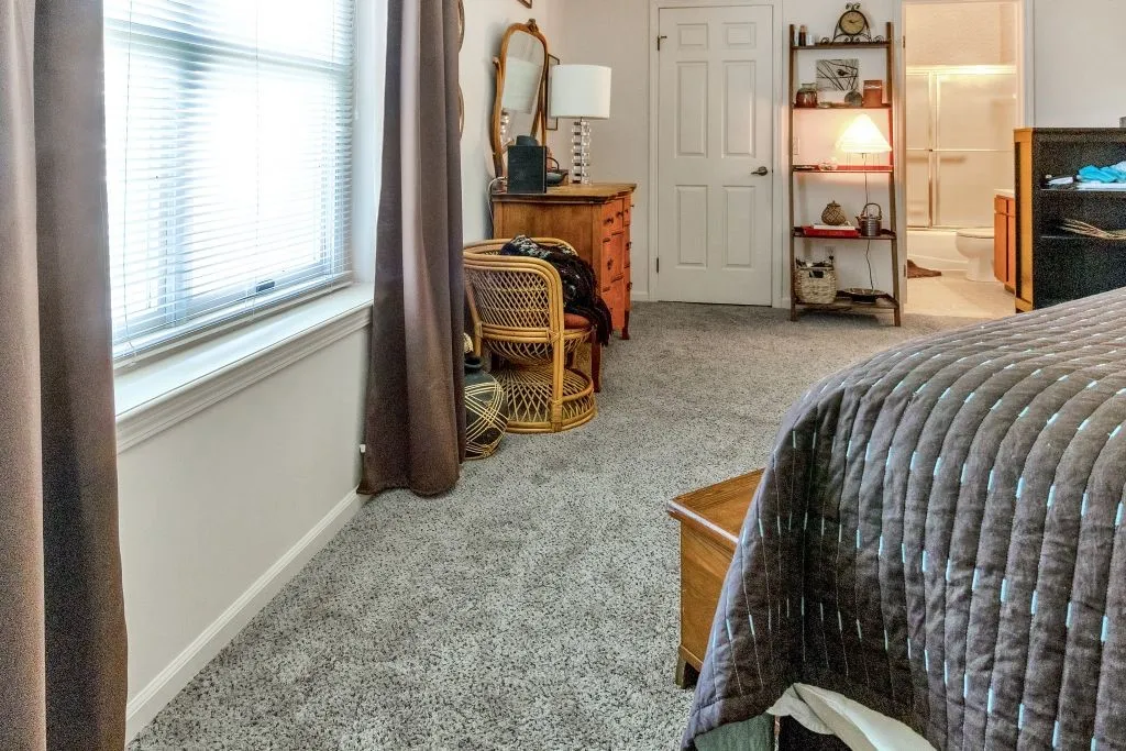 LARGE WALK-IN-CLOSET & FULL BATH