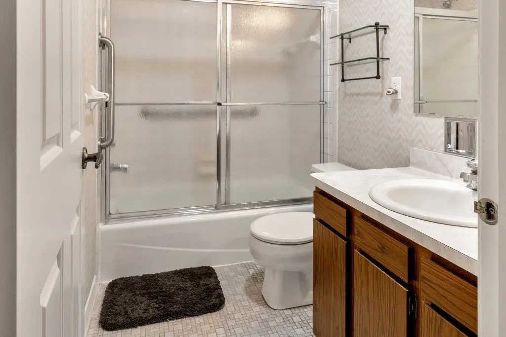 MAIN EN-SUITE BATH