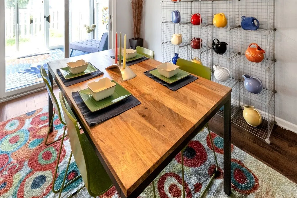 GLASSED/SCREENED IN 3 SEASON ROOM OFF THE DINING AREA HAS CABLE AND ELECTRICAL OUTLETS