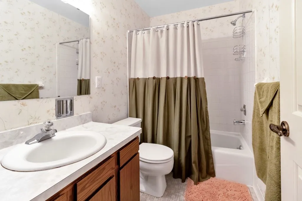 HALLWAY SHARED BATHROOM