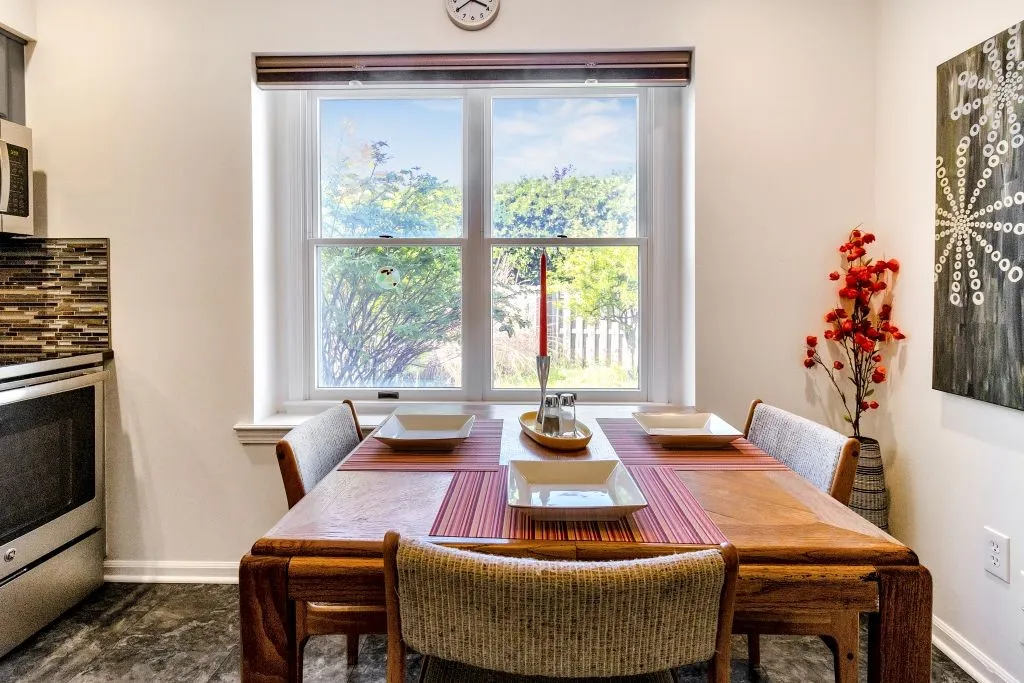 ROOMY EAT-IN KITCHEN AREA