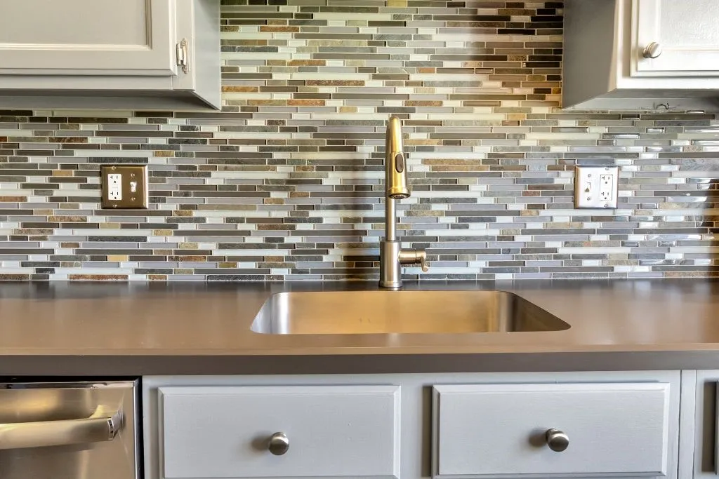 UNDERMOUNT SINK W/ BEAUTIFUL CERAMIC/GLASS TILED BACKSPLASH