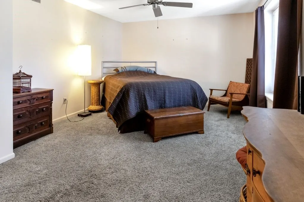 OVERSIZED MAIN BEDROOM EN-SUITE  W/ WALL TO WALL CARPET & CEILING FAN