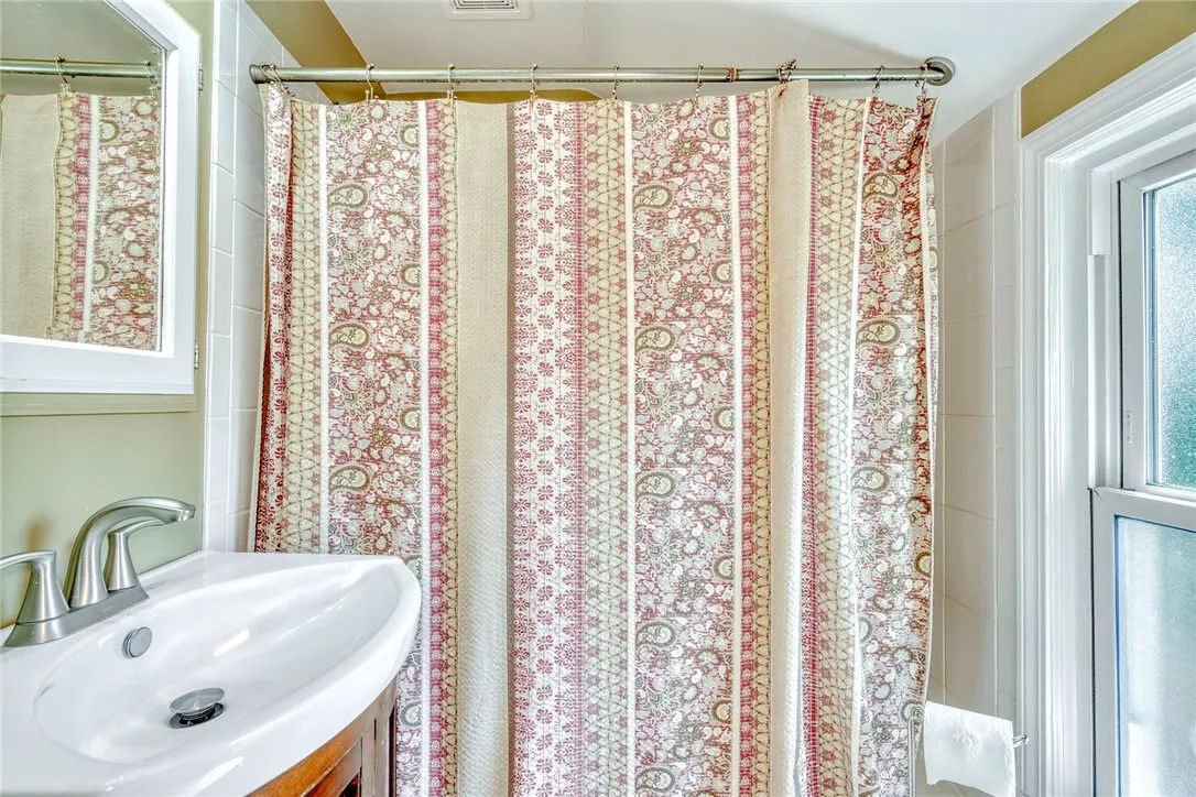 910 Roosevelt Road, East Rochester, New York 14445, East Rochester, New York 14445, 3 Bedrooms Bedrooms, 7 Rooms Rooms,1 BathroomBathrooms,Residential,Closed,910 Roosevelt Road, East Rochester, New York 14445,R1612237