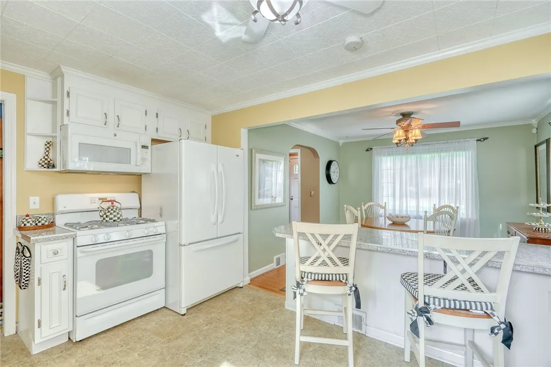 910 Roosevelt Road, East Rochester, New York 14445, East Rochester, New York 14445, 3 Bedrooms Bedrooms, 7 Rooms Rooms,1 BathroomBathrooms,Residential,Closed,910 Roosevelt Road, East Rochester, New York 14445,R1612237