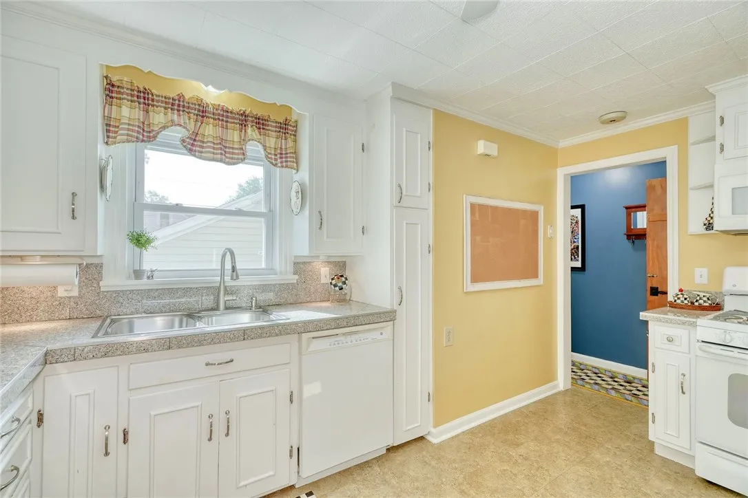910 Roosevelt Road, East Rochester, New York 14445, East Rochester, New York 14445, 3 Bedrooms Bedrooms, 7 Rooms Rooms,1 BathroomBathrooms,Residential,Closed,910 Roosevelt Road, East Rochester, New York 14445,R1612237
