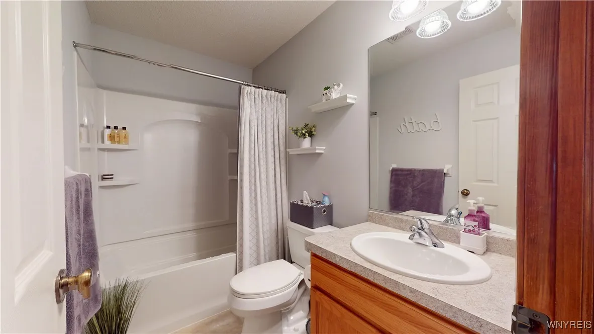 Secondary bath (hall)