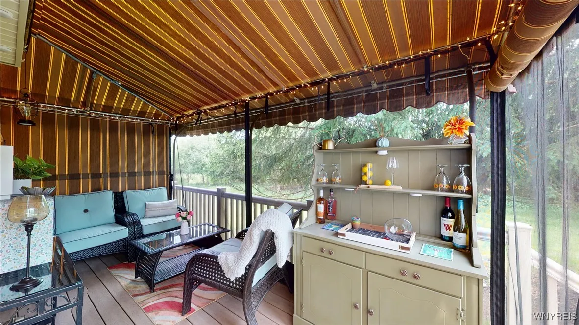 Deck/lounge