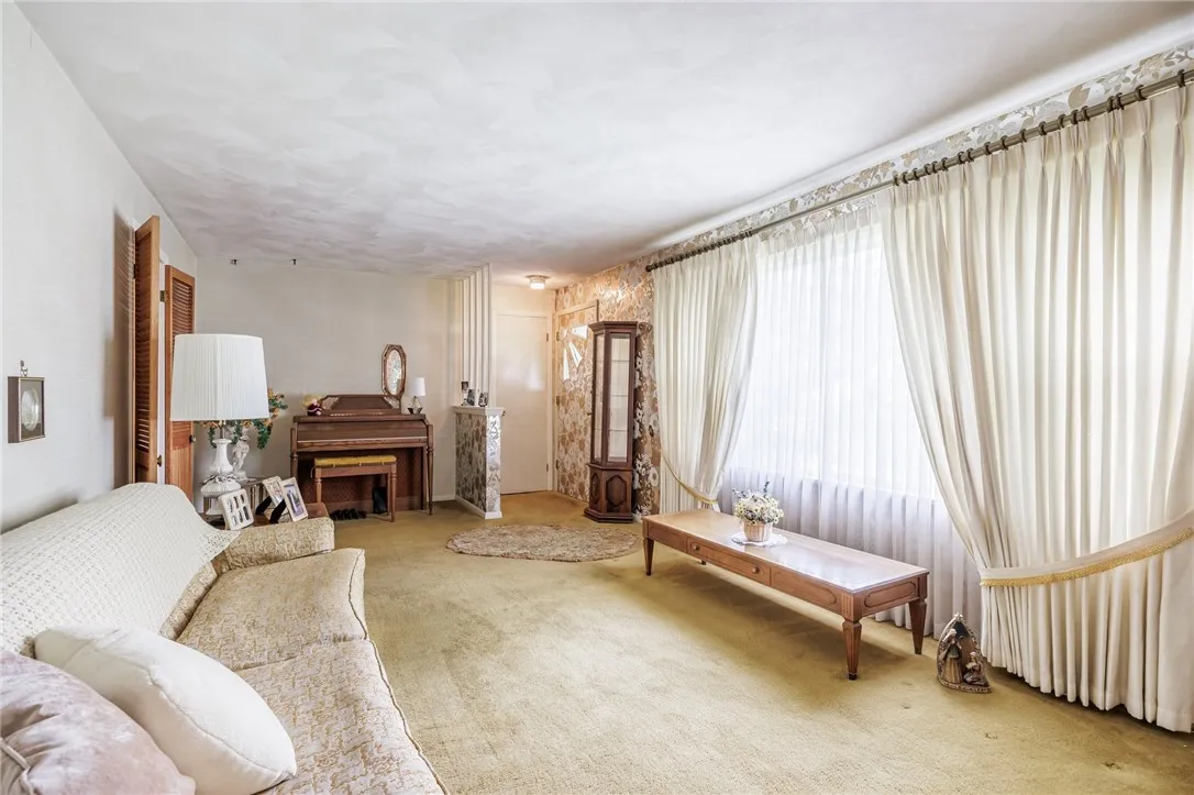 247 Angelus Drive, Irondequoit, New York 14622, Irondequoit, New York 14622, 3 Bedrooms Bedrooms, 5 Rooms Rooms,1 BathroomBathrooms,Residential,Closed,247 Angelus Drive, Irondequoit, New York 14622,R1611223