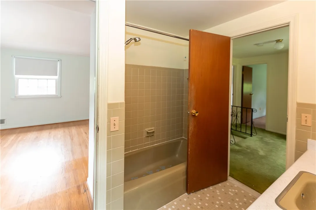 Main Bath : Access from Master Bedroom.