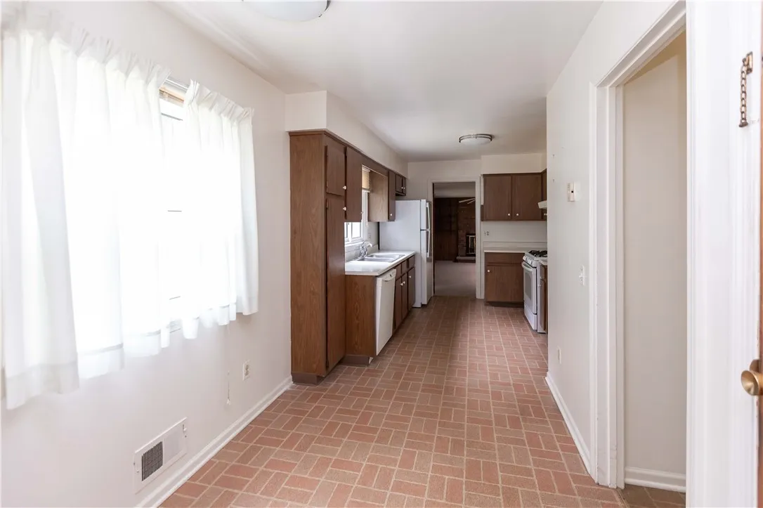 79 Old Post Road, Perinton, New York 14450, Perinton, New York 14450, 3 Bedrooms Bedrooms, 7 Rooms Rooms,1 BathroomBathrooms,Residential,Closed,79 Old Post Road, Perinton, New York 14450,R1612279