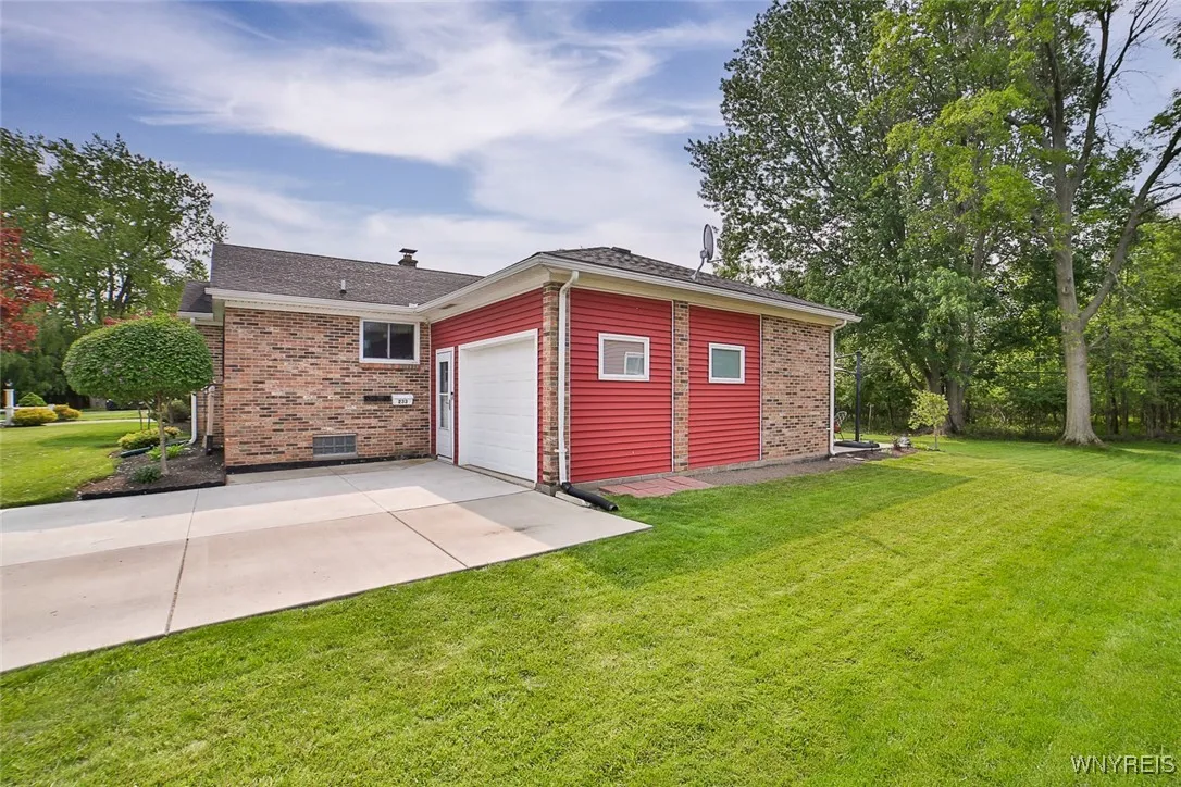 233 Saint Jude, West Seneca, New York 14224, West Seneca, New York 14224, 2 Bedrooms Bedrooms, 4 Rooms Rooms,1 BathroomBathrooms,Residential,Closed,233 Saint Jude, West Seneca, New York 14224,B1611111