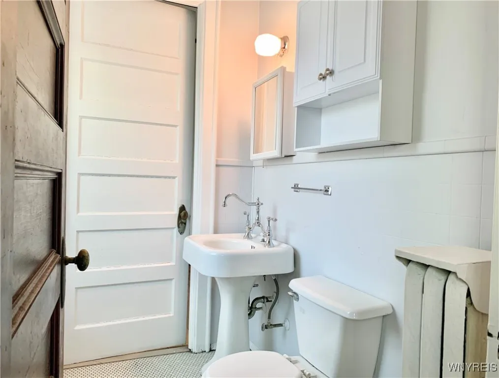242 Bryant Street 4b, Buffalo, New York 14222, Buffalo, New York 14222, 2 Bedrooms Bedrooms, 5 Rooms Rooms,1 BathroomBathrooms,Residential Lease,Closed,242 Bryant Street 4b, Buffalo, New York 14222,B1612370
