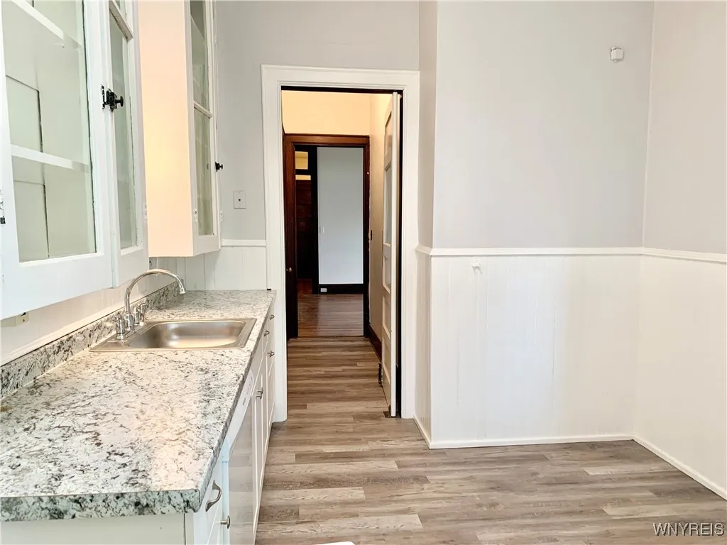 242 Bryant Street 4b, Buffalo, New York 14222, Buffalo, New York 14222, 2 Bedrooms Bedrooms, 5 Rooms Rooms,1 BathroomBathrooms,Residential Lease,Closed,242 Bryant Street 4b, Buffalo, New York 14222,B1612370