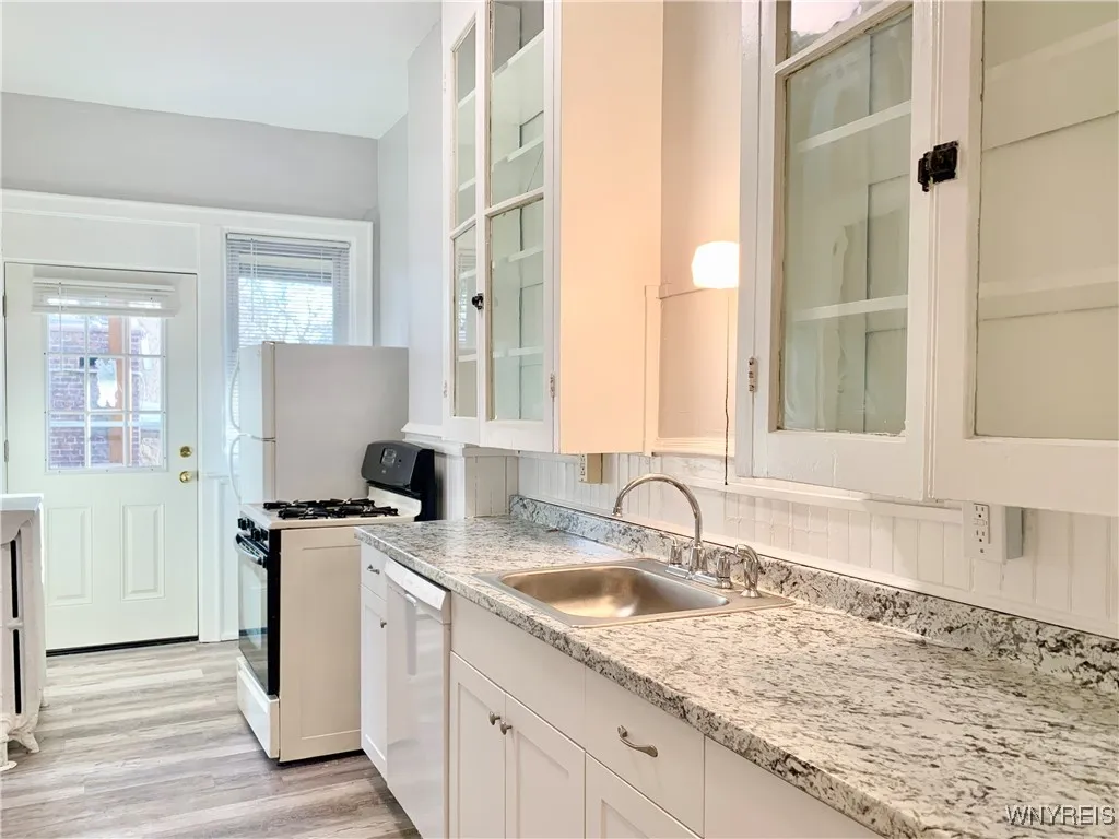242 Bryant Street 4b, Buffalo, New York 14222, Buffalo, New York 14222, 2 Bedrooms Bedrooms, 5 Rooms Rooms,1 BathroomBathrooms,Residential Lease,Closed,242 Bryant Street 4b, Buffalo, New York 14222,B1612370