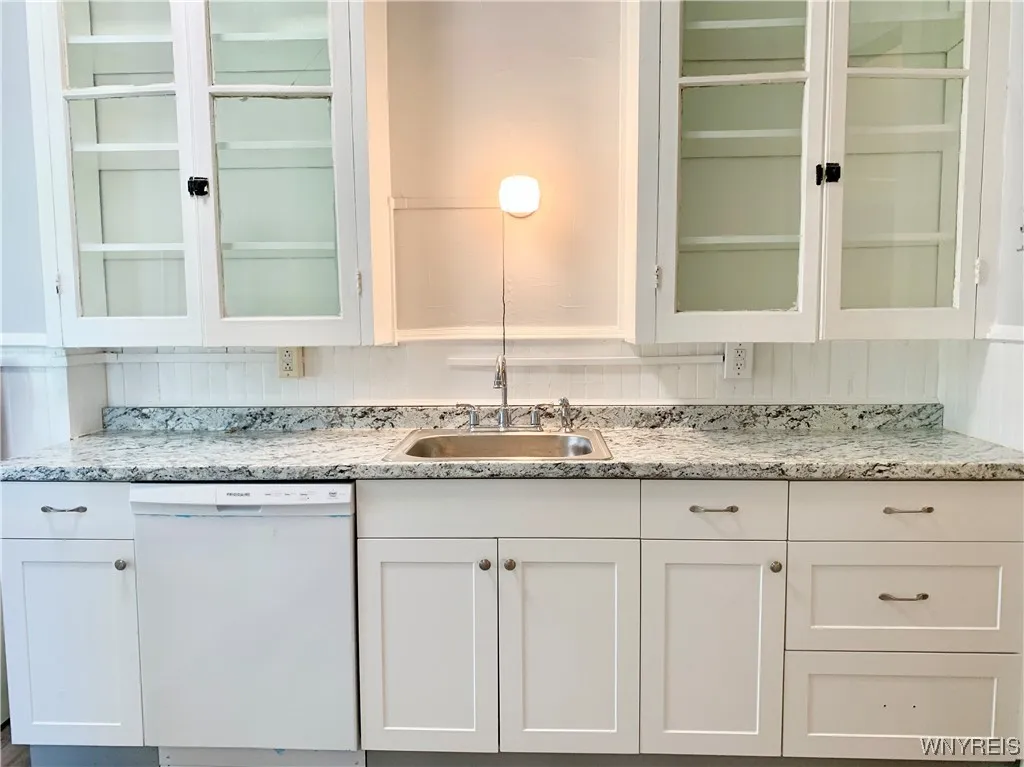 242 Bryant Street 4b, Buffalo, New York 14222, Buffalo, New York 14222, 2 Bedrooms Bedrooms, 5 Rooms Rooms,1 BathroomBathrooms,Residential Lease,Closed,242 Bryant Street 4b, Buffalo, New York 14222,B1612370