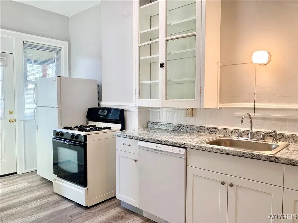 242 Bryant Street 4b, Buffalo, New York 14222, Buffalo, New York 14222, 2 Bedrooms Bedrooms, 5 Rooms Rooms,1 BathroomBathrooms,Residential Lease,Closed,242 Bryant Street 4b, Buffalo, New York 14222,B1612370