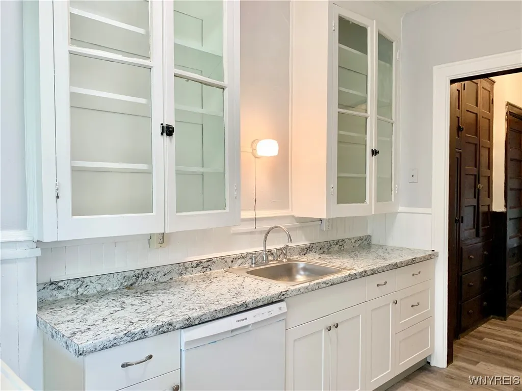 242 Bryant Street 4b, Buffalo, New York 14222, Buffalo, New York 14222, 2 Bedrooms Bedrooms, 5 Rooms Rooms,1 BathroomBathrooms,Residential Lease,Closed,242 Bryant Street 4b, Buffalo, New York 14222,B1612370