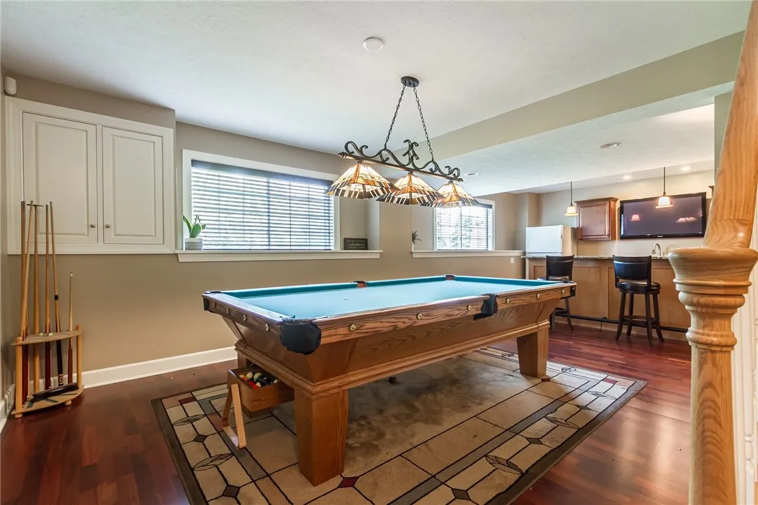 Wet bar and entertainment area * pool table does NOT stay