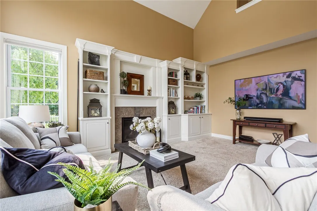 Built-Ins, Crown Molding Great Room