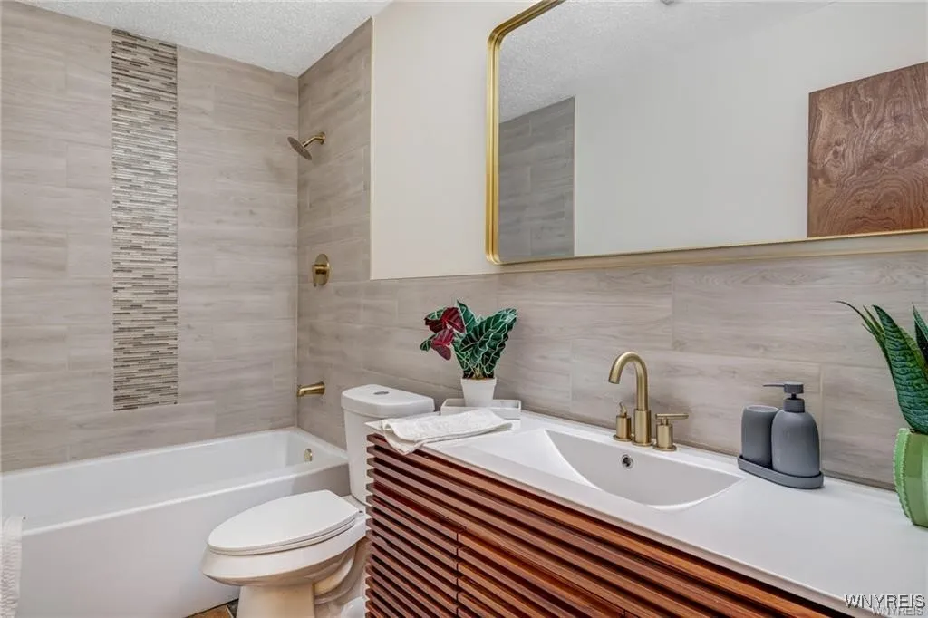 4965 Roseview Avenue, Hamburg, New York 14219, Hamburg, New York 14219, 3 Bedrooms Bedrooms, 8 Rooms Rooms,2 BathroomsBathrooms,Residential,Closed,4965 Roseview Avenue, Hamburg, New York 14219,B1612619