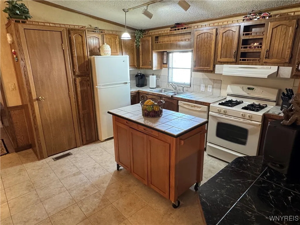 38 Foster Ridge Drive, Hamburg, New York 14075, Hamburg, New York 14075, 3 Bedrooms Bedrooms, 7 Rooms Rooms,1 BathroomBathrooms,Residential,Closed,38 Foster Ridge Drive, Hamburg, New York 14075,B1612659