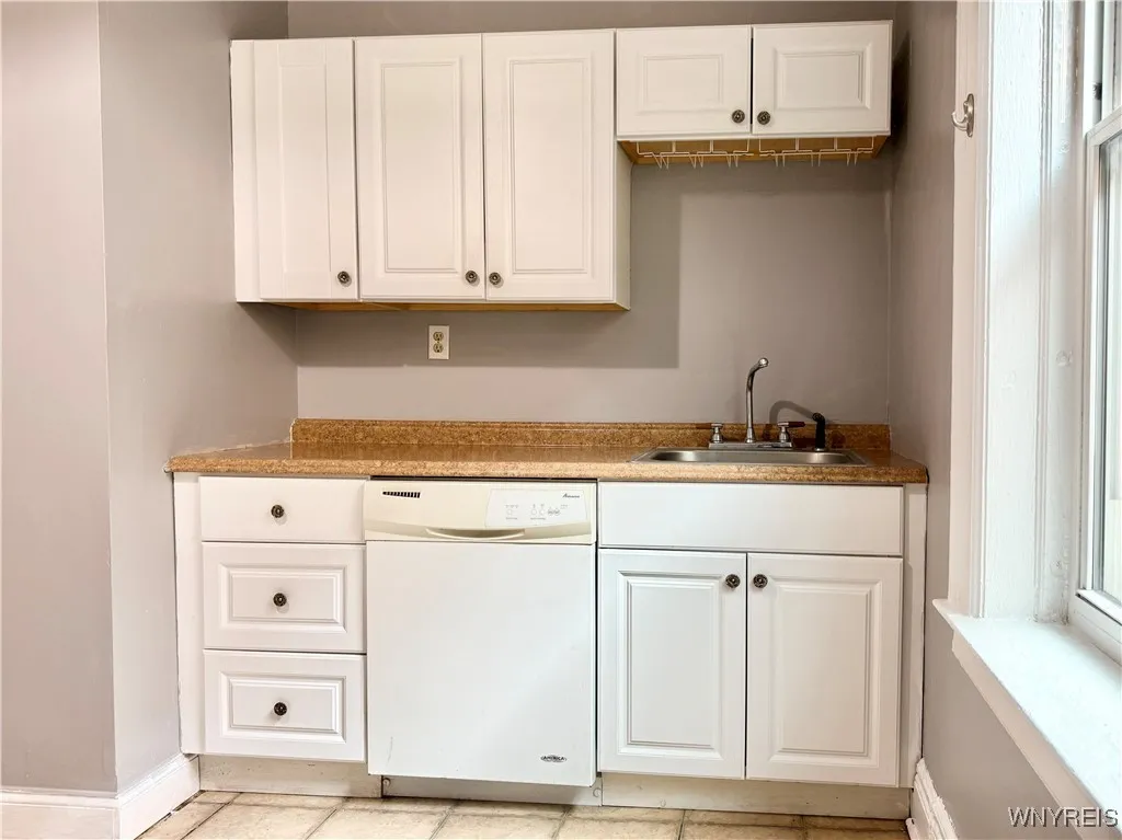 246 Bryant Street 2a, Buffalo, New York 14222, Buffalo, New York 14222, 2 Bedrooms Bedrooms, 5 Rooms Rooms,1 BathroomBathrooms,Residential Lease,Closed,246 Bryant Street 2a, Buffalo, New York 14222,B1612600