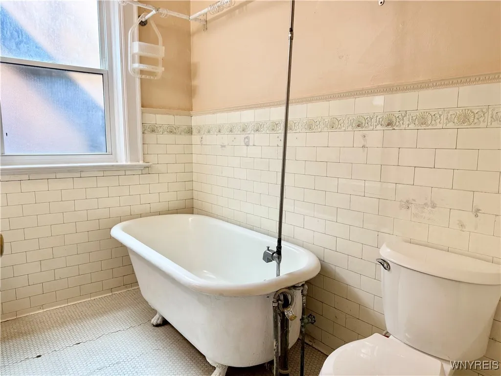 246 Bryant Street 2a, Buffalo, New York 14222, Buffalo, New York 14222, 2 Bedrooms Bedrooms, 5 Rooms Rooms,1 BathroomBathrooms,Residential Lease,Closed,246 Bryant Street 2a, Buffalo, New York 14222,B1612600